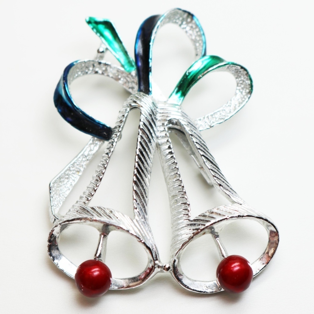 🎄🔔 Silver Bells Christmas Holiday Brooch